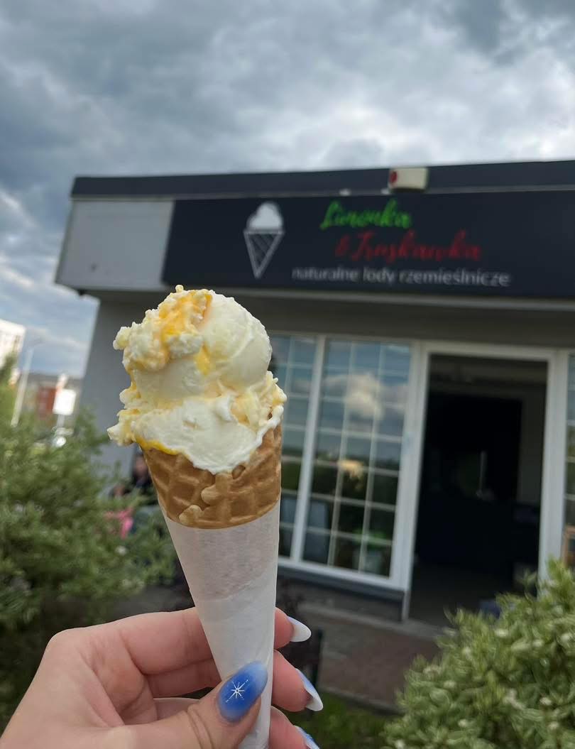 Lody rzemieślnicze przy wejściu do lokalu